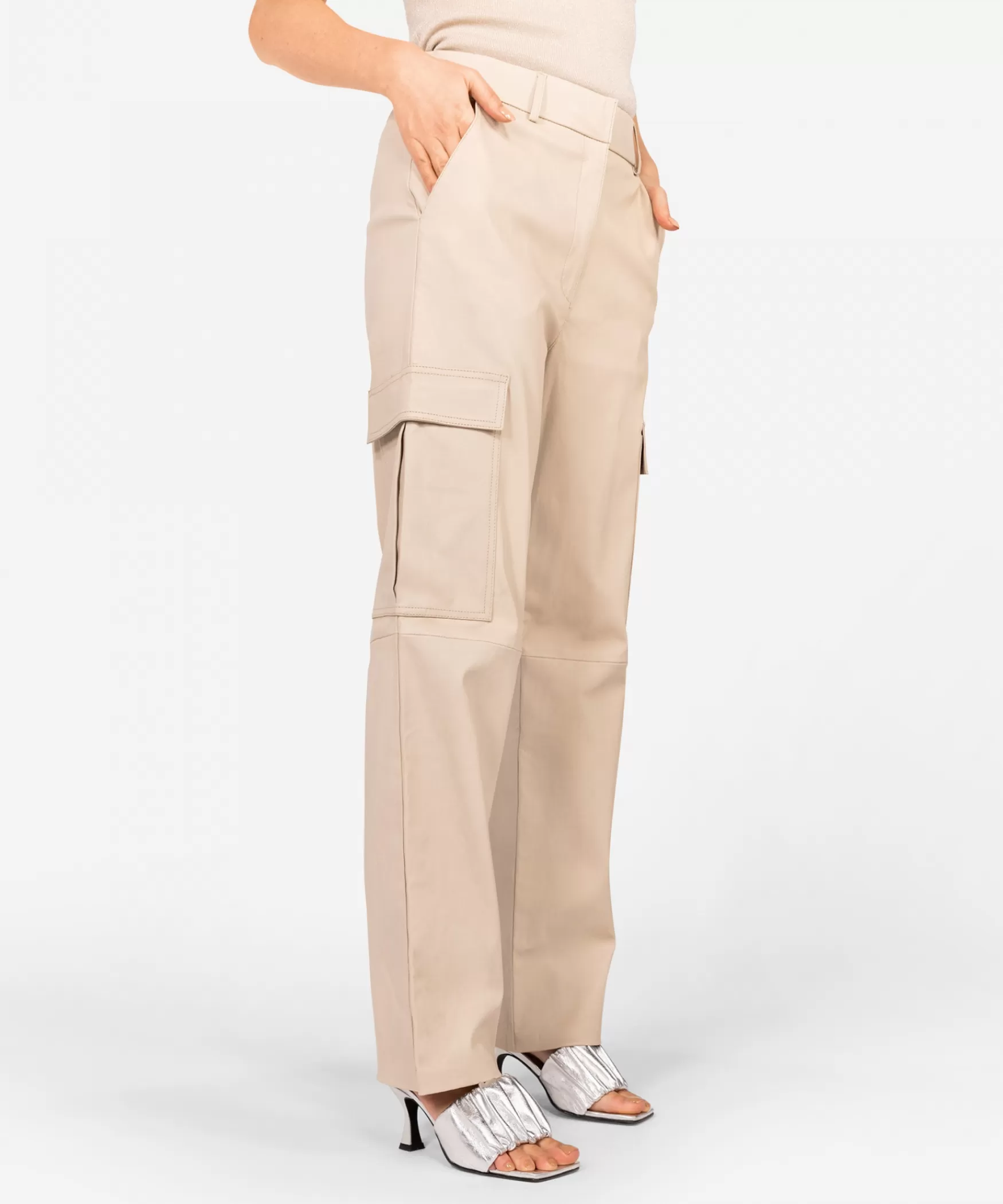 pleuni__almond_white_25509.webp IBANA Pleuni | < Wide Fit | Leren Broeken